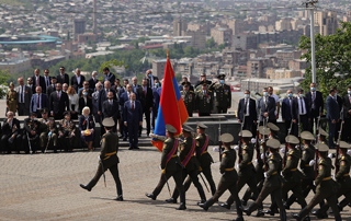 À l'occasion de la Fête de la Victoire et de la Paix, Nikol Pashinyan a visité le parc "Victoire"