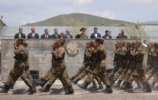 C'est notre devoir devant nos martyrs de construire un pays fort, juste, légal, fier et heureux. Nikol Pashinyan a remis des récompenses d'État  à plusieurs militaires