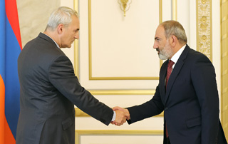 Nikol Pashinyan meets with European Party Chairman Tigran Khzmalyan