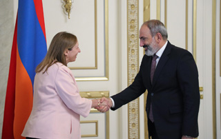 Nikol Pashinyan receives U.S. Ambassador Lynne Tracy