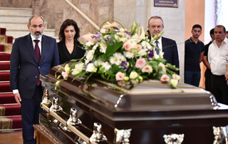 Nikol Pashinyan, Anna Hakobyan attend last farewell ceremony for Jivan Gasparyan