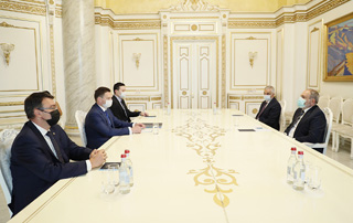 The Prime Minister and the Chairman of the Management Board of the Eurasian Development Bank discuss development of cooperation