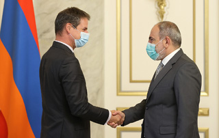 Le Premier ministre Pashinyan tient une rencontre d'adieu avec l'Ambassadeur de France, Jonathan Lacôte