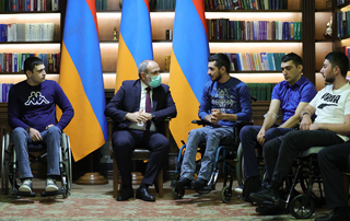 PM Pashinyan visits Soldier’s House Rehabilitation Center, honors the memory of the fallen heroes with a minute of silence together with the defenders of the Motherland