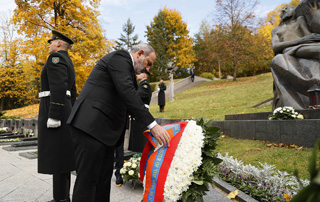 Le Premier ministre Pashinyan rend hommage aux victimes tombées pour l'Indépendance de la Lituanie