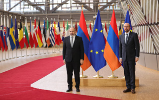 Armenian PM,  European Council President hold a private conversation in Brussels