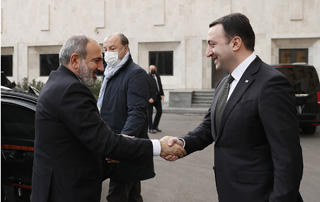 Armenian, Georgian PMs have private conversation in Tbilisi