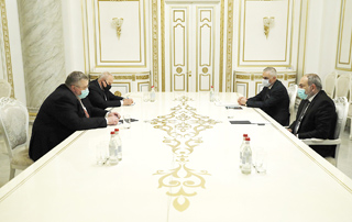 PM Pashinyan receives Russian Deputy PM Overchuk 