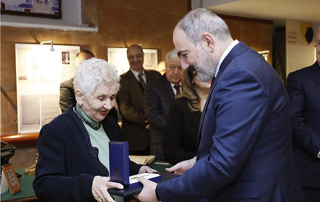 Le Premier ministre Pashinyan et son épouse ont visité la maison-musée Yeghiché Tcharents-  Nikol Pashinyan a décerné la médaille de la Reconnaissance à Anahit Tcharents  