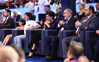 Le Premier ministre a suivi avec sa famille le combat finale de Rafael Hovhannisyan et a participé à la cérémonie de remise des prix