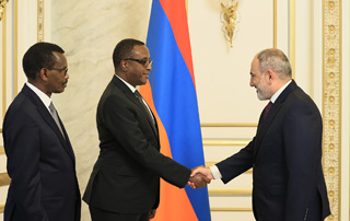 PM Pashinyan receives the Minister of Foreign Affairs and International Cooperation of Rwanda 