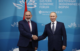 Nikol Pashinyan and Vladimir Putin meet in Vladivostok