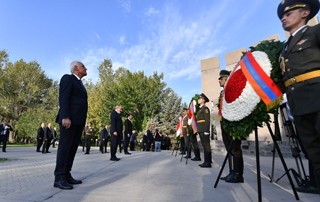 Le Premier ministre rend hommage aux soldats tombés pour l'indépendance de la Patrie