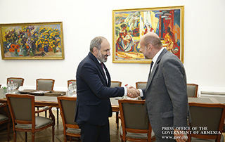 Nikol Pashinyan receives philanthropist Albert Poghosyan

