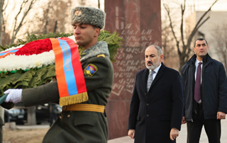 Премьер-министр почтил память великих армянских деятелей