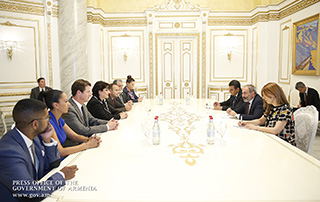 Nikol Pashinyan receives delegation led by Zareh Sinanyan