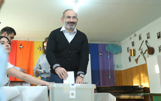 PM votes at polling station 8/16 in Yerevan