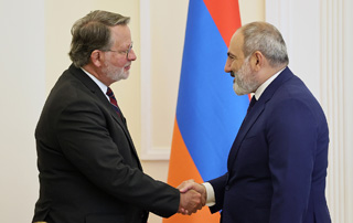 Prime Minister Pashinyan receives US Senator Gary Peters