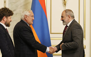 Nikol Pashinyan hosts former French Prime Minister Jean-Pierre Raffarin