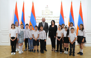 Le Premier ministre Pashinyan a reçu les élèves de la 4e classe "B" de l'école N° 4 de la ville de Gyumri 