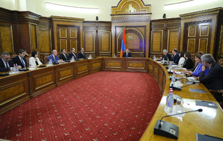 Премьер-министру представлен отчет о деятельности офиса вице-премьера Мгера Григоряна за 2023 год