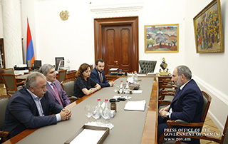 Nikol Pashinyan receives Yelk faction members