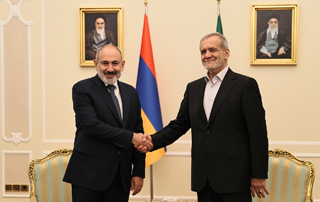 Nikol Pashinyan meets with Masoud Pezeshkian