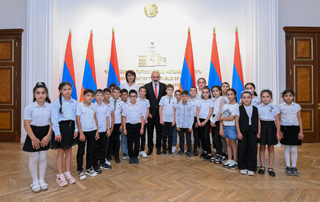 The Prime Minister hosts 4th grade students of Sarnaghbyur secondary school