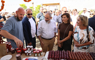 Le Premier ministre Pashinyan et son épouse ont assisté au 11e Festival de la Vie Rurale et des Traditions

