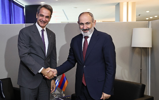 Nikol Pashinyan meets with Kyriakos Mitsotakis