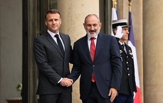 Nikol Pashinyan and Emmanuel Macron meet in the Élysée Palace