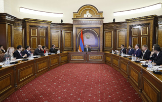 PM Pashinyan chairs discussion on implementation process of the "300 schools, 500 kindergartens" project 