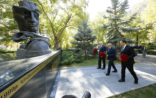 The Prime Minister pays homage to the victims of the October 27 crime