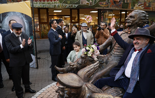 Le Premier ministre est présent à la cérémonie d'inauguration de la statue de Yervand Manaryan