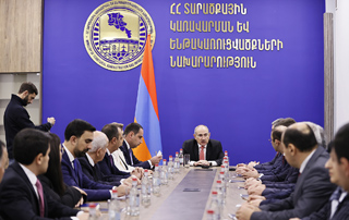 Nikol Pashinyan introduces the newly appointed minister to the staff of the Ministry of Territorial Administration and Infrastructure