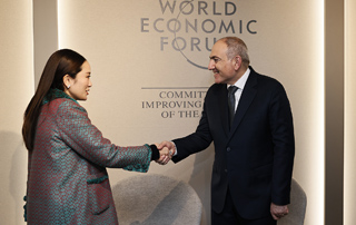 The Prime Ministers of Armenia and Thailand meet in Davos