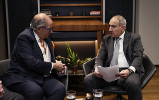 Nikol Pashinyan meets with Swiss-Armenian businessman and philanthropist Vahé Gabrache