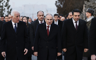 À l'occasion du 33e anniversaire de la formation des Forces armées, le Premier ministre Nikol Pashinyan a visité le cimetière militaire Erablur  