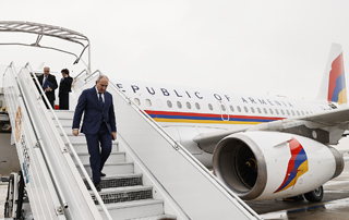 
The Prime Minister arrives in Paris
