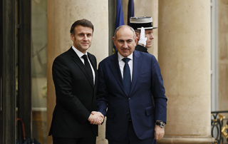 Nikol Pashinyan and Emmanuel Macron meet at the Élysée Palace