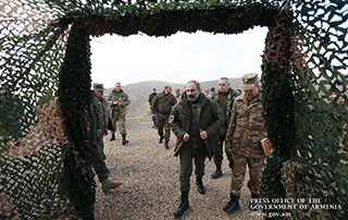 Nikol Pashinyan inspects tactical exercise at military stronghold