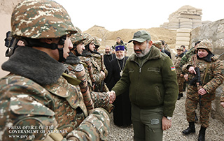 “La tâche du gouvernement est de défendre au maximum les réalisations de nos combattants pour la liberté et de nos forces armées”; Nikol Pashinyan a visité la base militaire et a félicité les militaires pour le Nouvel An