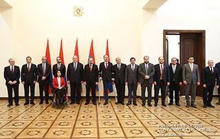 Government members sworn in at Presidential Palace