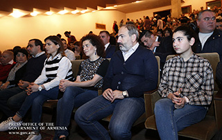 Le Premier ministre et son  épouse  ont regardé le spectacle  comique de Nicolas Gogol «Le Revizor» («Ревизор»)