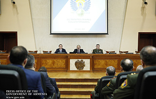 Премьер-министр встретился с участниками оперативного сбора руководящего состава Вооруженных сил
