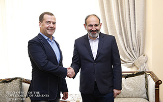 PM Nikol Pashinyan meets with RF Premier Dmitry Medvedev