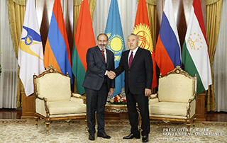 Nikol Pashinyan meets with First President of Kazakhstan Nursultan Nazarbayev

