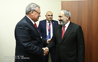 Nikol Pashinyan meets with VTB Bank President Andrei Kostin