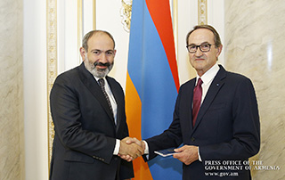 Le Premier ministre a remis le passeport du citoyen de la République d’Arménie  à René Rouquet