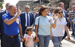 Le Premier ministre a assisté aux festivités consacrées à la Journée de Gyumri, accompagné de son épouse et de ses filles